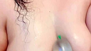 Kolumbijská nevlastní dcera masturbuje svůj velký zadek v koupelně