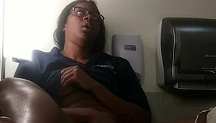 i'm watchin ebony babe masturbatin on bathroom counter, big ass and small tits close up