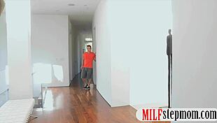 MILF с големи цици и секси тийнейджърка 18+ в невероятно трио действие