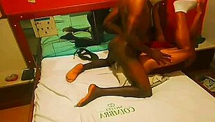 Meu amigo africano explorando minha casinha de porra 😈