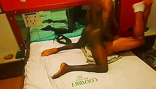 Meu amigo africano explorando minha casinha de porra 😈