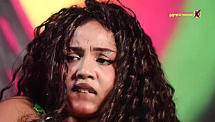 Eğri Büğrü Latina Yeni Oyuncaklarla Orgazm Oluyor