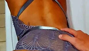 Botei lingerie sexy, dei de 4 para boy da amiga em close up flashing.