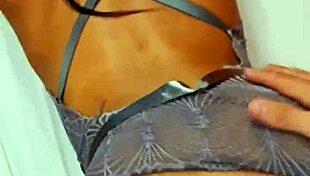 Botei lingerie sexy, dei de 4 para boy da amiga em close up flashing.