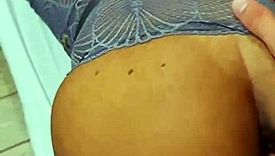 Botei lingerie sexy, dei de 4 para boy da amiga em close up flashing.