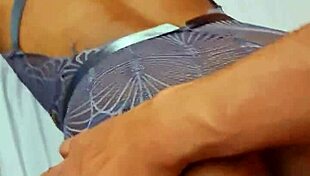 Botei lingerie sexy, dei de 4 para boy da amiga em close up flashing.