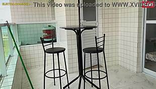 Contratei essa empregada, ela veio com shorts para provocar a bunda