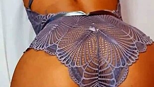 Botei lingerie sexy, dei de 4 para boy da amiga em close up flashing.