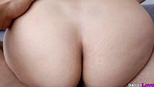 Chica con piernas gruesas pide que le chupen la vagina y se corran en su culo