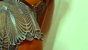 Botei lingerie sexy, dei de 4 para boy da amiga em close up flashing.