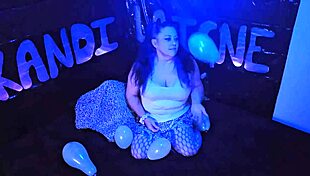 Cute milf kandi laigne pops balloons in fetish fun