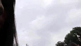 Muž kupuje upravenú píču v verejnom parku, cíti intenzívnu túžbu