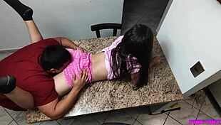 اللاتينية الجميلة 18 عامًا تفتح طيزها على زب عملاق