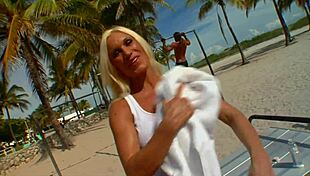 Ashley Starr, milf tettona, pronta per pompino selvaggio e sborrata in faccia