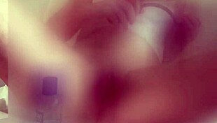 Lille pige onanerer med støvsuger vibrator