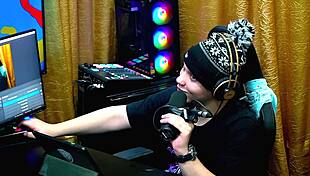 bia arches on table for hot presenter 😏🔥