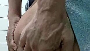 Despu�s de una ducha a gozar me reclama mi culo