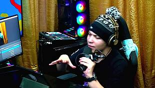 bia arches on table for hot presenter 😏🔥