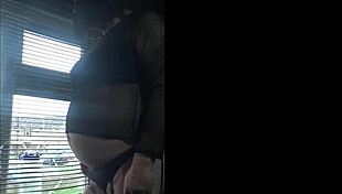 Bisexuális crossdresser nyilvános fejés az ablaknál