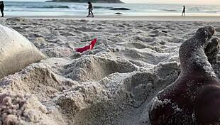 Man, this couple flashing at the beach went totally wrong!