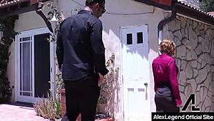 В градината, френски жребец Алекс Легенд страстно чука червенокосата брокерка Криси Лин навън