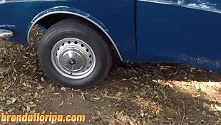 与迷人秘鲁模特在撕裂衣服中制作摄影作品