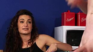 Hej, dlaczego ta CFNM brunetka drwi z mojego nagiego szarpania w szpilkach?