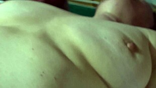 เพื่อนเย็ดลึกคอภรรยาของฉันในคลิปบ้าน