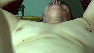 Teman tidur ngemut dalam istri saya di video rumahan blowjob.