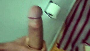 Grabo a Mi Madrastra Cachonda Mientras Se Baña Milf