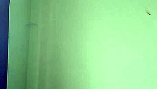 Indická lesba šukaná baklažánem v nahém sexu