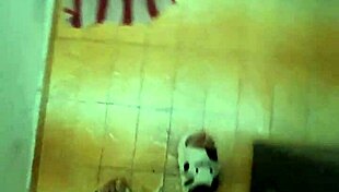 Grabo a Mi Madrastra Cachonda Mientras Se Baña Milf