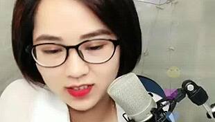 귀여운 한국 베이비가 섹시 웹캠 동작 선보여