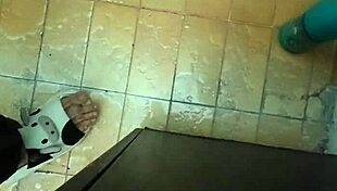 Grabo a Mi Madrastra Cachonda Mientras Se Baña Milf