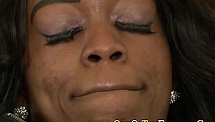 Clavé duro a esa hijastra real en el dormitorio