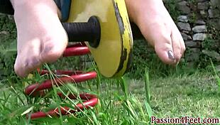 Outdoor babe in heels playing with feet 😘