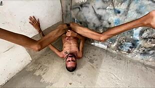 The brunette amateur cums on her own face