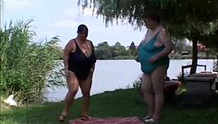 Curvy bbw explores her body confidently