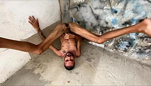 The brunette amateur cums on her own face