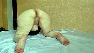 Kärleksfull styvmamma erbjuder rumpa och mun för djup avslappnande njutning.