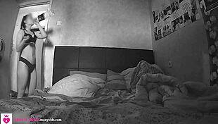 Wow! Cameră ascunsă prinde micuța 18+ în acțiune liberă - Vik Freedom!