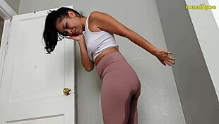 Αυτές οι καυτές είναι τόσο απελπισμένες που κατουρούν στα τζιν τους το 2023