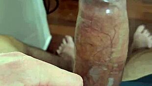 Tentando colocar a camisinha no meu penis grosso 😏