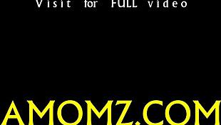 Staršia playgirl rozpúta divoké jebanie v parnej akcii!