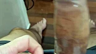 Tentando colocar a camisinha no meu penis grosso 😏
