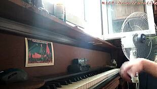 Aimee den varme russiske milf siger spreder dine ben mor mens hun bruger dildo 😏