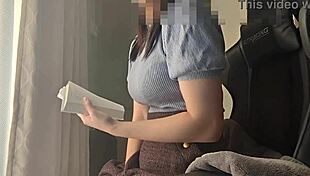 เฮ้ย กำลังอ่านหนังสือที่ชอบ แต่เสียวมากเลยแตะตัวเอง!