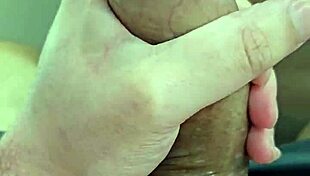 Tentando colocar a camisinha no meu penis grosso 😏