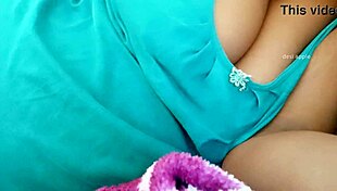 Indian bhabhi shows sexy boobs and tits.