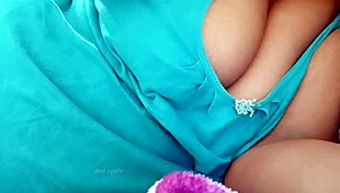 Indian bhabhi shows sexy boobs and tits.